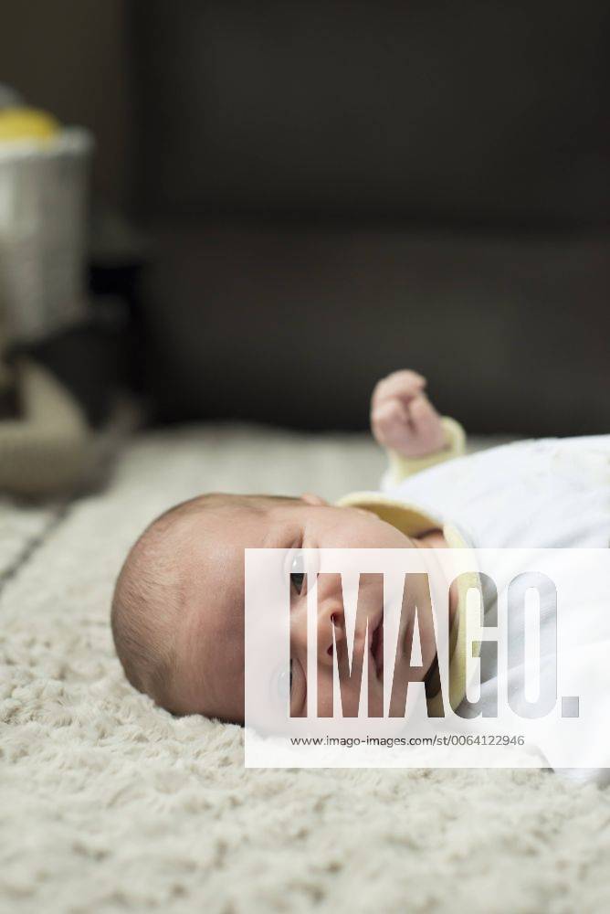 Newborn baby lying down model released Symbolfoto RAEF000074