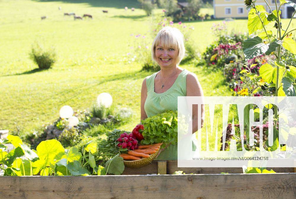 Austria, Mondsee, portrait of happy woman with her vegetable harvest model released Symbolfoto property released WWF003628