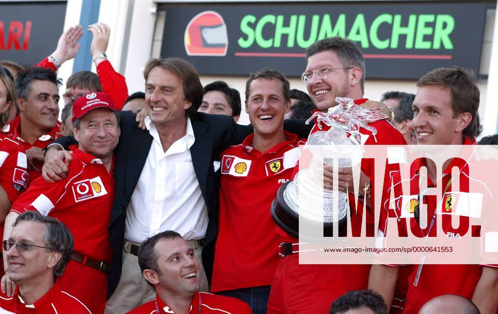 V.li.: Teamchef Jean Todt (Frankreich), Präsident Luca di Montezemolo (Italien), Michael Schumacher (Deutschland), Technikdirektor Ross Brawn (England) und Testfahrer Luciano Burti (Brasilien alle Ferrari) feiern den Gewinn der Weltmeisterschaft Motorsport Grand Prix Herren Großer Preis von Frankreich 2002, Formel 1 Weltmeisterschaft, F1, F, GP, WM, Vdig, Teamfoto Gruppe Circuit de Nevers Magny-Cours Begeisterung, Freude,