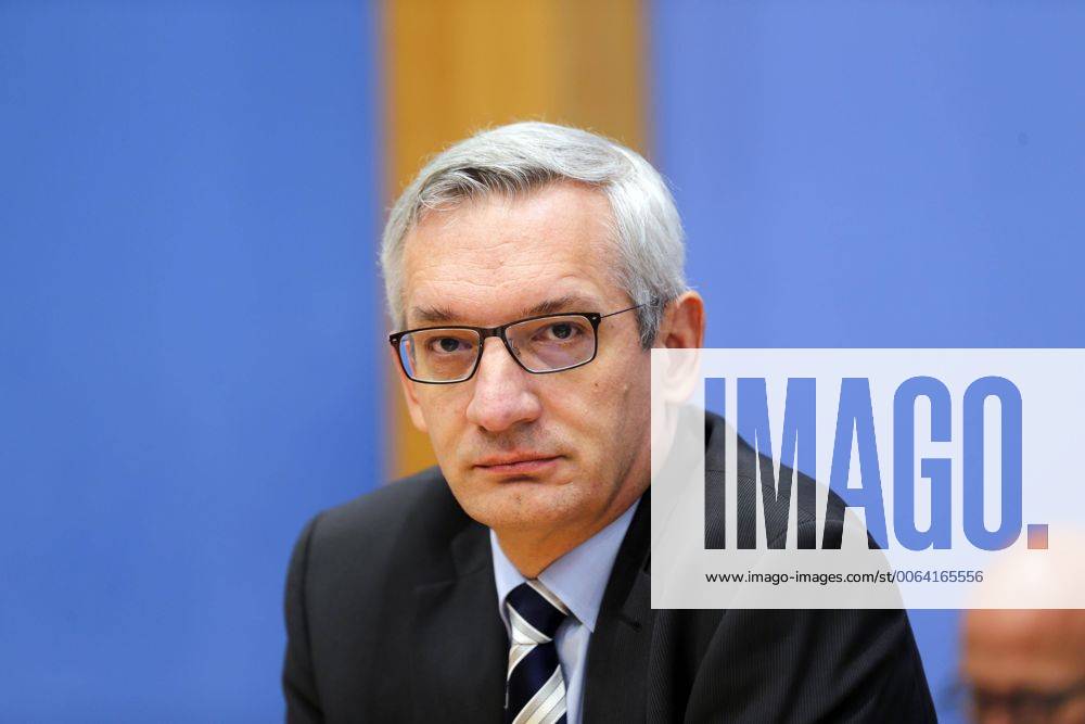Bundespressekonferenz am Montag (24.11.2014) in Berlin mit Martin Jäger , Sprecher des Bundesfinanzministeriums .