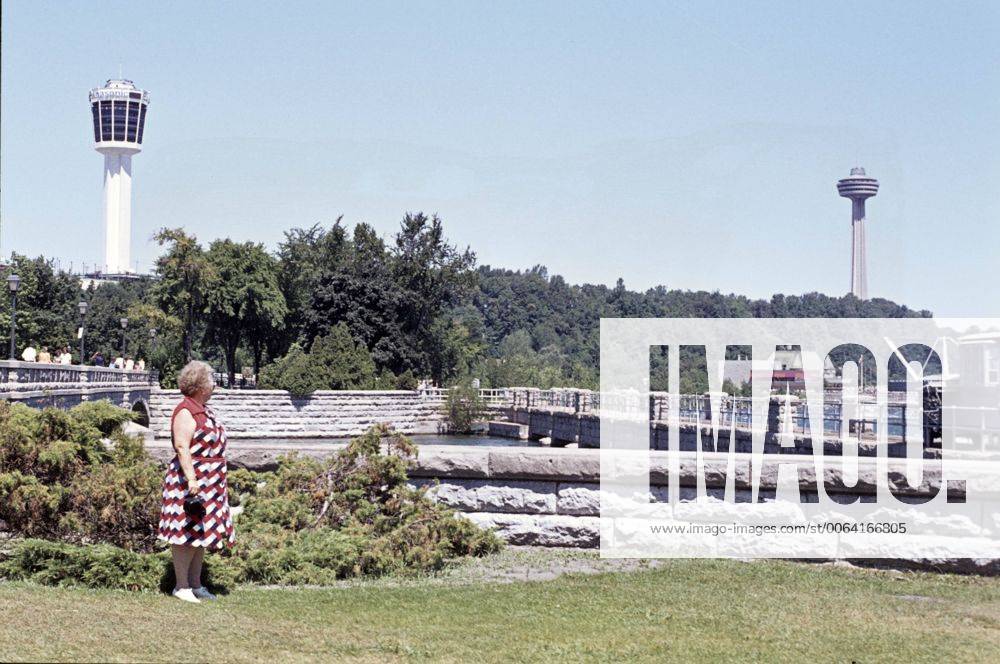 Roudhouse Park mit dem Panasonic Theatre (li.) und dem CN Tower in Toronto - Kanada 1977 Aufnahmedatum geschätzt Toronto - Kanada