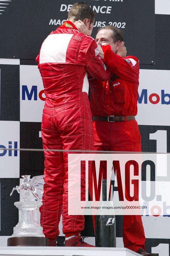 Michael Schumacher (li., Deutschland) und Teamchef Jean Todt (Frankreich beide Ferrari) jubeln Motorsport Grand Prix Herren Großer Preis von Frankreich 2002, Formel 1 Weltmeisterschaft, F1, F, GP, WM, Vdig Gruppe Circuit de Nevers Magny-Cours Harmonie Freude,