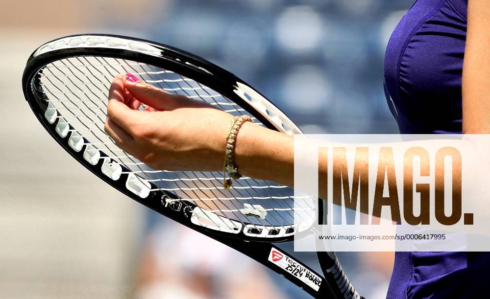 TENNIS - WTA, US Open 2010 NEW YORK CITY,NEW YORK,USA,31.AUG.10 - TENNIS - WTA, Flushing Meadows, US Open 2010, Grand Slam. Bild zeigt ein Feature mit dem Schlaeger Jelena Jankovic (SRB). o0 Tennisschläger Racket Equipment Objekte Arm Tennisspielerin Körperteile