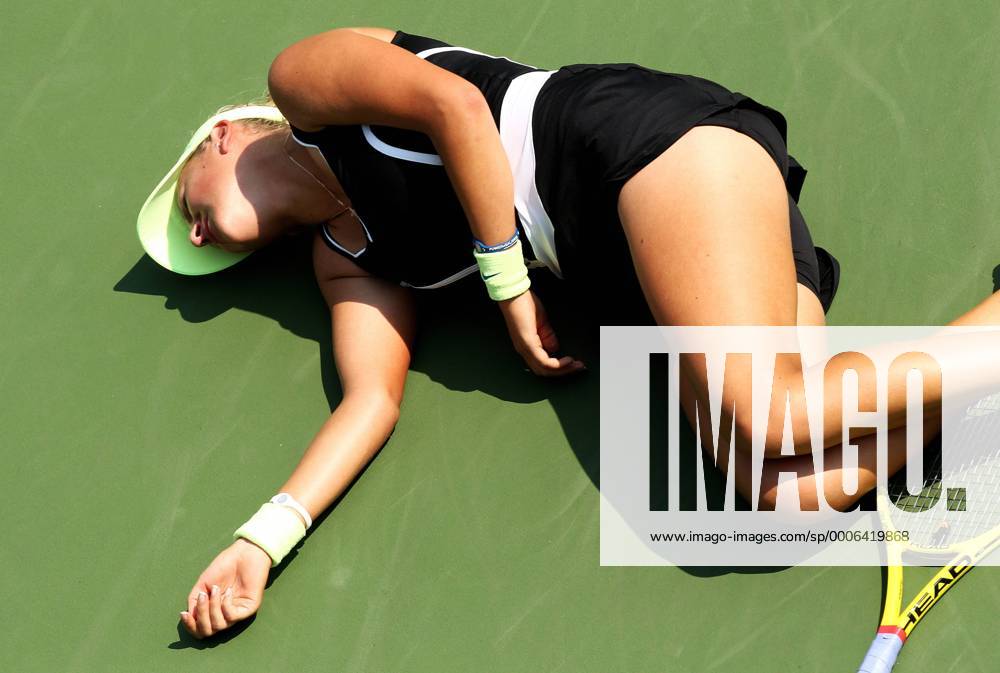 WTA, US Open 2010 NEW YORK CITY, Flushing Meadows. Bild zeigt Victoria Azarenka (BLR) bricht mit einem Kreislaufkollaps zusammen.