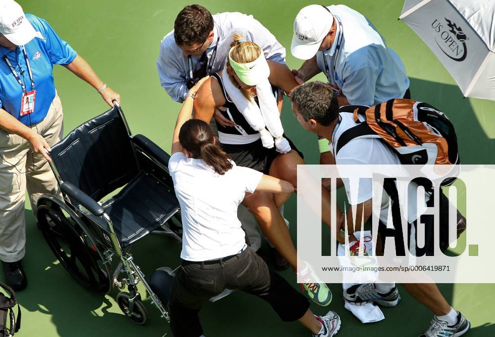 WTA, US Open 2010 NEW YORK CITY, Flushing Meadows. Bild zeigt Victoria Azarenka (BLR) bricht mit einem Kreislaufkollaps zusammen.
