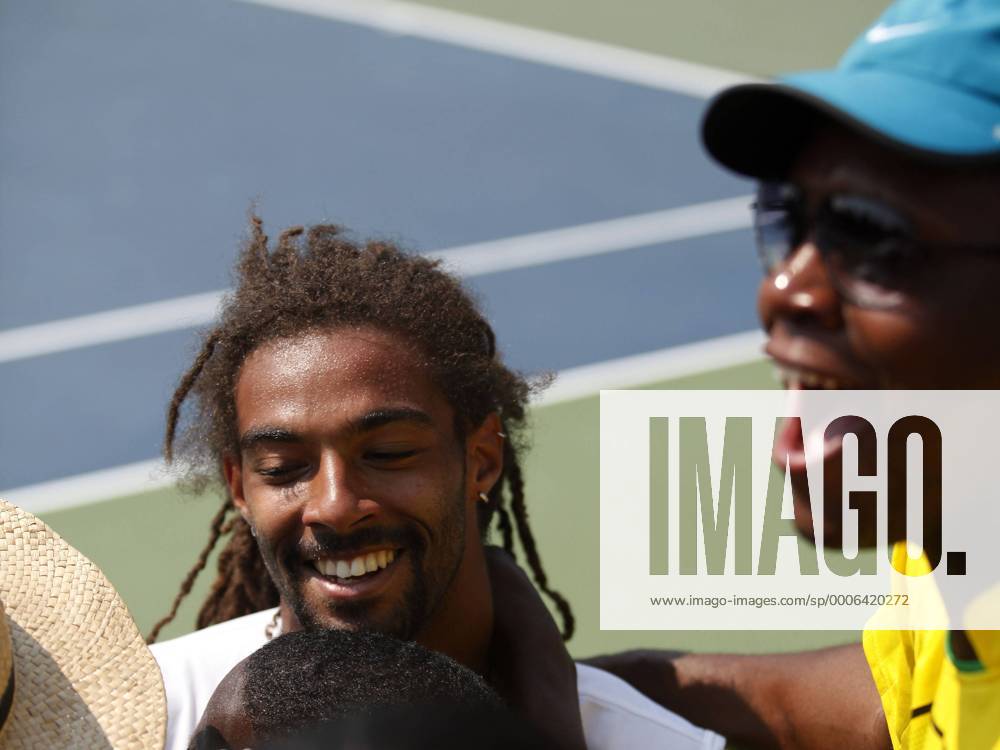 US Open 2010, Grand Slam, USTA Billie Jean National Tennis Center, New York: Dustin Brown (Jamaika) laesst sich von seinen Fans feiern o0 Zuschauer Jubel Freude