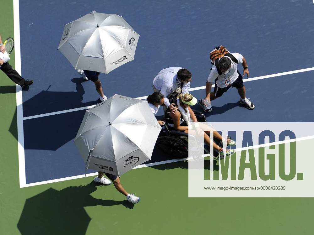 US OPEN TENNIS NEW YORK USA Flushing Meadow - Victoria Azarenka (Weisrussland) kollabierte im ersten Satz ihres 2.-Rundenmatches