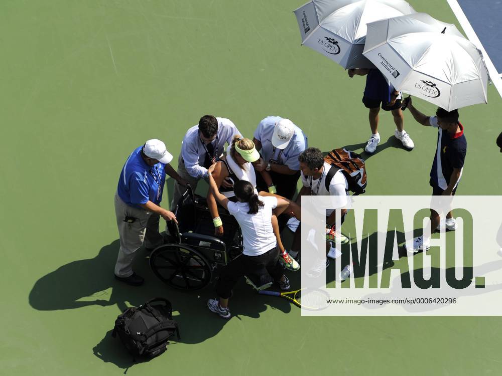 US OPEN TENNIS NEW YORK USA Flushing Meadow - Victoria Azarenka (Weisrussland) kollabierte im ersten Satz ihres 2.-Rundenmatches