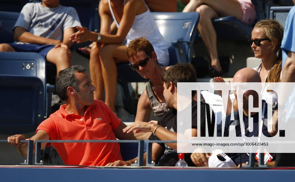 US Open 2010, New York,ITF Grand Slam Tennis Tournament . Andy Murray Clan in der Spieler Loge, vorne links Trainer Alex Corretja, dahinter Mutter Judy Murray und Freundin Kim Sears. o0 Familie privat Frau GBR o0 Freundin, Lebensgefährtin Spielerfrau Eltern