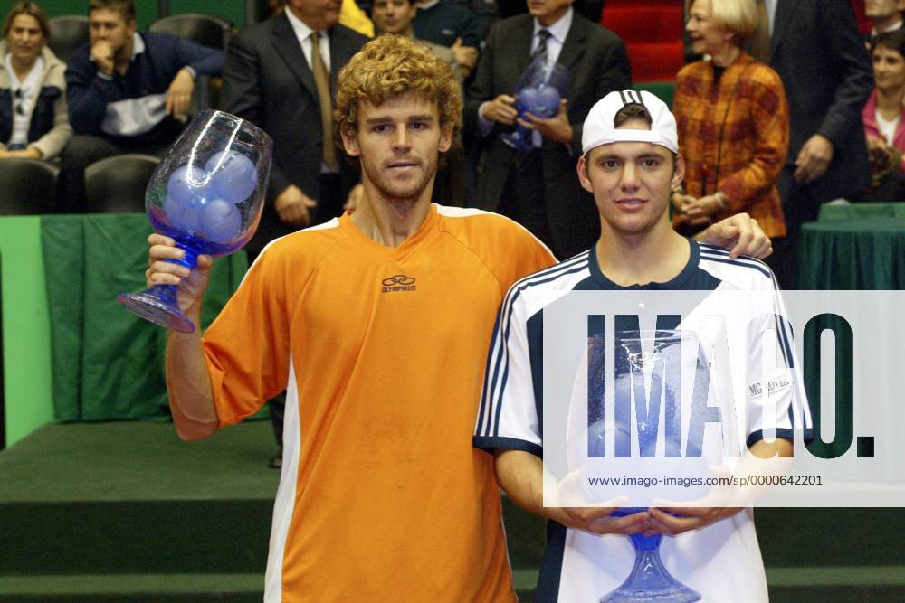 Sieger Paul-Henri Mathieu (re., Frankreich) und Finalgegner Gustavo Kuerten (Brasilien) Tennis Grand Prix Herren GP de Lyon 2002, ATP-Tour, Halle, Indoor, Hallentennis, Hallenturnier, Finale, Endspiel Gruppe Lyon