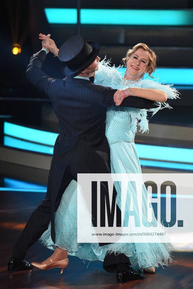 Let s Dance am 10.04.2015 im MMC Studio in Köln Vadim Garbuzov und Beatrice Richter in der 4. Tanz-Live -Show von RTL
