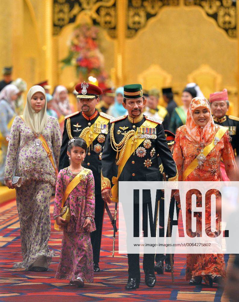 (150412)-- BANDAR SERI BEGAWAN, April 12, 2015 -- Brunei s Sultan Hassanal Bolkiah (2nd R front) attends the royal wedding ceremony of his son Prince Abdul Malik and Dayangku Raabi atul Adawiyyah Pengiran Haji Bolkiah in the Nurul Iman Palace in Bandar Seri Begawan, Brunei, April 12, 2015. )(azp) BRUNEI-ROYAL WEDDING-ABDUL MALIK zhengxjie