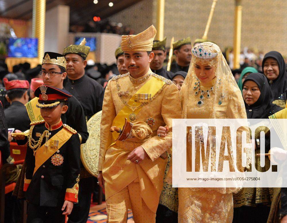 (150412)-- BANDAR SERI BEGAWAN, April 12, 2015 -- The photo shows Brunei s newly wedded royal couple, Prince Abdul Malik (C front) and Dayangku Raabi atul Adawiyyah Pengiran Haji Bolkiah (R front), at their wedding ceremony in the Nurul Iman Palace in Bandar Seri Begawan, Brunei, April 12, 2015. )(azp) BRUNEI-ROYAL WEDDING-ABDUL MALIK zhengxjie