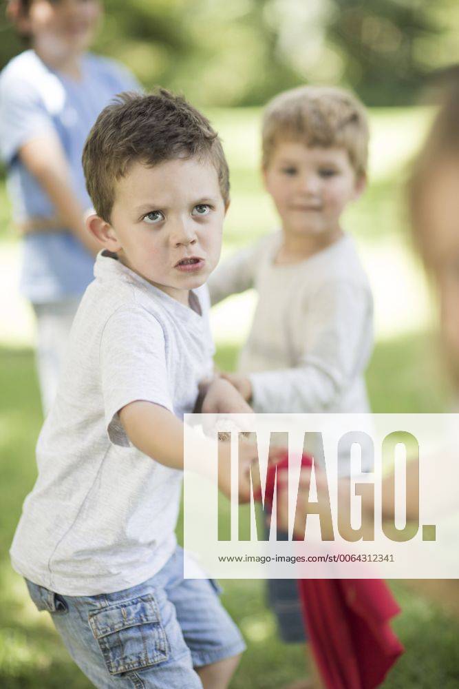 Kids in garden playing tug of war model released Symbolfoto property released ZEF002826