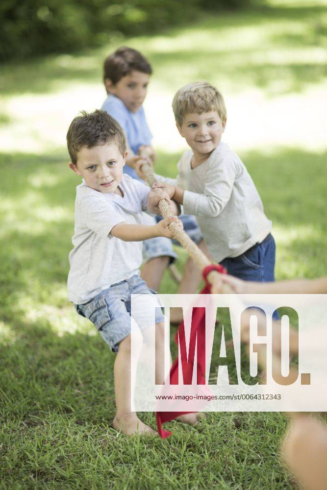 Kids in garden playing tug of war model released Symbolfoto property released ZEF002828