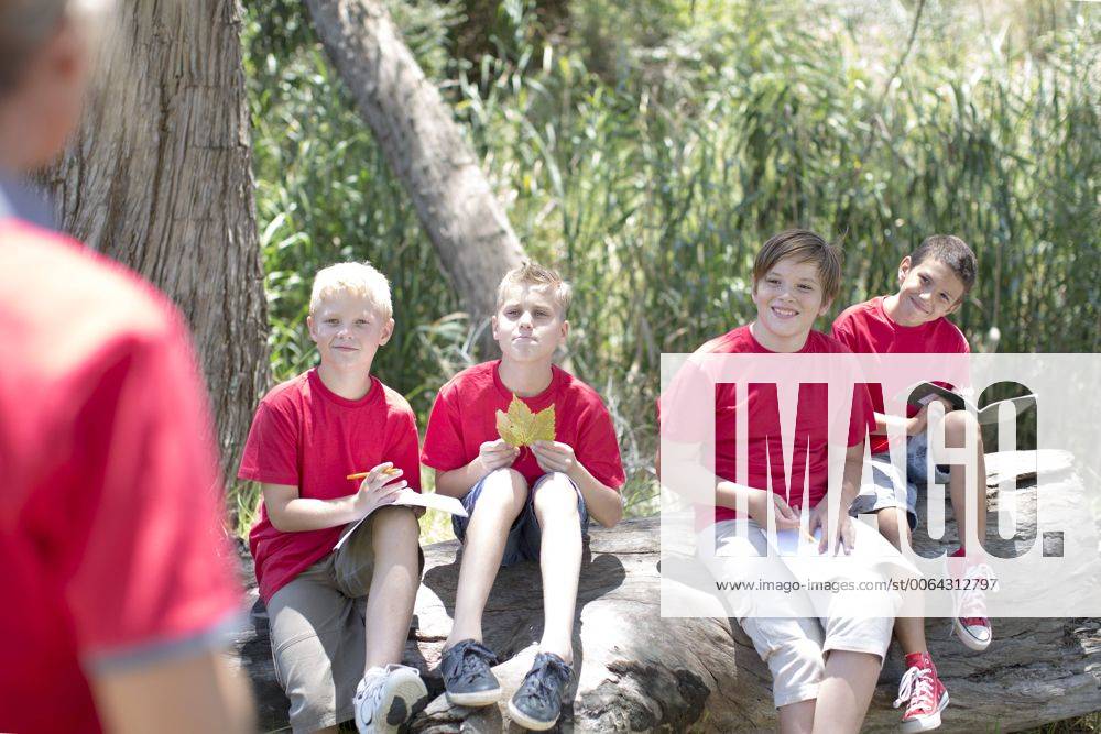 South Africa, Kids on field trip exploring nature model released Symbolfoto ZEF003933