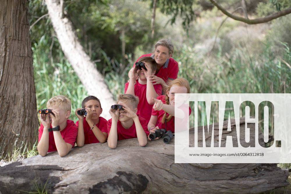 South Africa, Kids on field trip exploring nature, looking through binoculars model released Symbolfoto ZEF003954