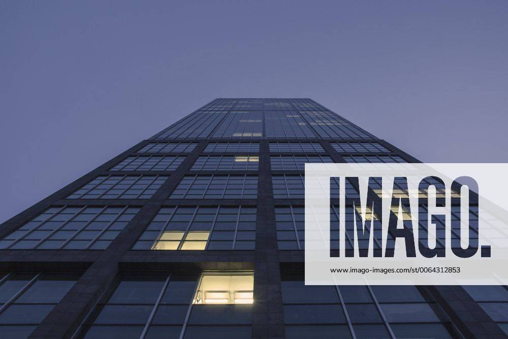 IMAGO Creative: Architektur in Berlin Germany, Berlin, Treptow, high-rise building in the evening ZMF000368