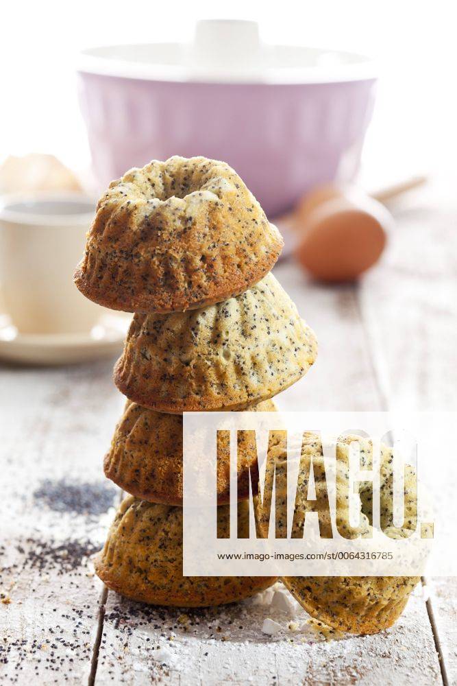 IMAGO Creative: Food, Mohn Stack of mini Gugelhupf with poppy seed CSF024902