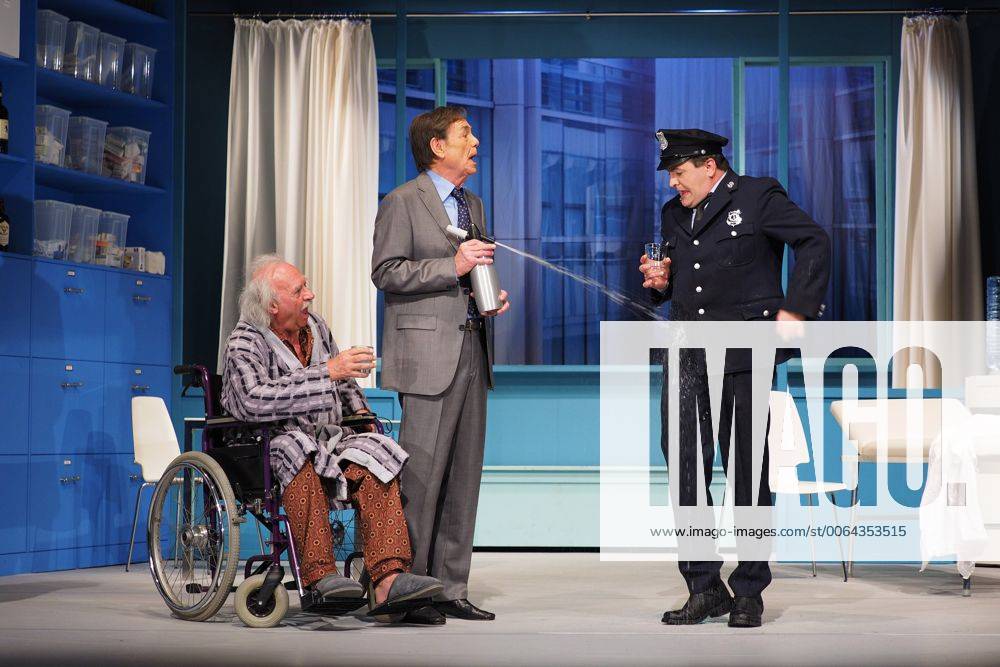 Schauspieler Achim Wolff als Bill Lesley, Holger Petzold als Dr David Mortimore, Joerg Westphal als Sergeant Tom Connolly am 21.04.2015 bei der Fotoprobe zum Theaterstueck UND ALLES AUF KRANKENSCHEIN, Komoedie von Ray Cooney, im Berliner Schlosspark Theater, Premiere am 25.04.2015 Und Alles auf Krankenschein - Berlin