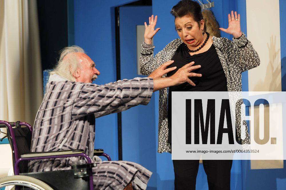 Schauspieler Achim Wolff als Bill Lesley und Manon Strache als Rosemary Mortimore am 21.04.2015 bei der Fotoprobe zum Theaterstueck UND ALLES AUF KRANKENSCHEIN, Komoedie von Ray Cooney, im Berliner Schlosspark Theater, Premiere am 25.04.2015 Und Alles auf Krankenschein - Berlin