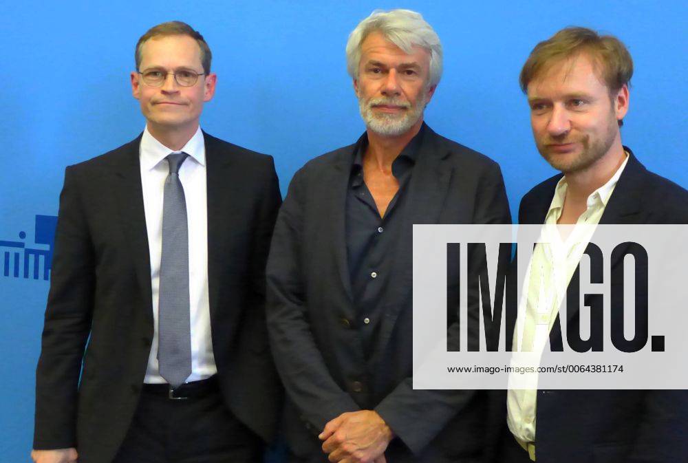 Präsentation des neuen Intendanten der Berliner Volksbühne, PK, 24.04.2015, OB Michael Müller, Intendant 2017 Chris Dercon, Kulturstaatssekretär Tim Renner