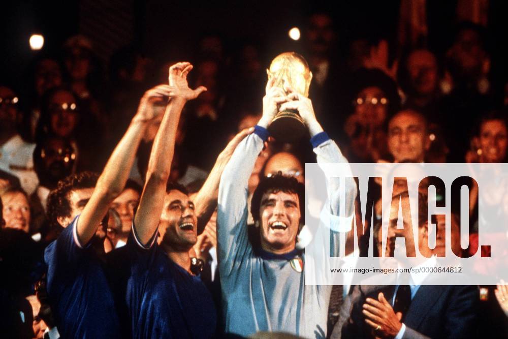 Torwart Dino Zoff (2.v.re.) präsentiert den Pokal, li. daneben Claudio Gentile und Bergomi (alle Italien), re. König Juan Carlos von Spanien Fußball WM Herren Weltmeisterschaft 1982, Länderspiel, Endspiel, Finale, Nationalmannschaft, Nationalteam Gruppe Barcelona Freude, Begeisterung,