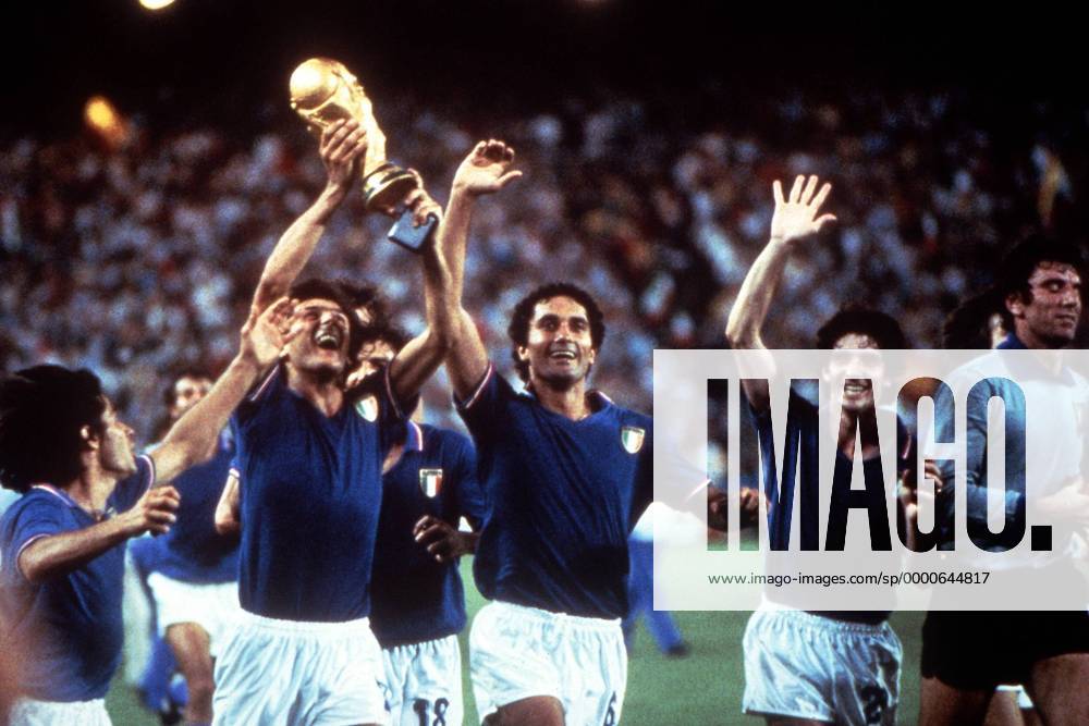 Gaetano Scirea mit dem Pokal, daneben (v.re.) Torwart Zoff, Paolo Rossi und Claudio Gentile (alle Italien) Fußball WM Herren Weltmeisterschaft 1982, Länderspiel, Endspiel, Finale, Nationalmannschaft, Nationalteam Gruppe Barcelona Freude, Begeisterung,
