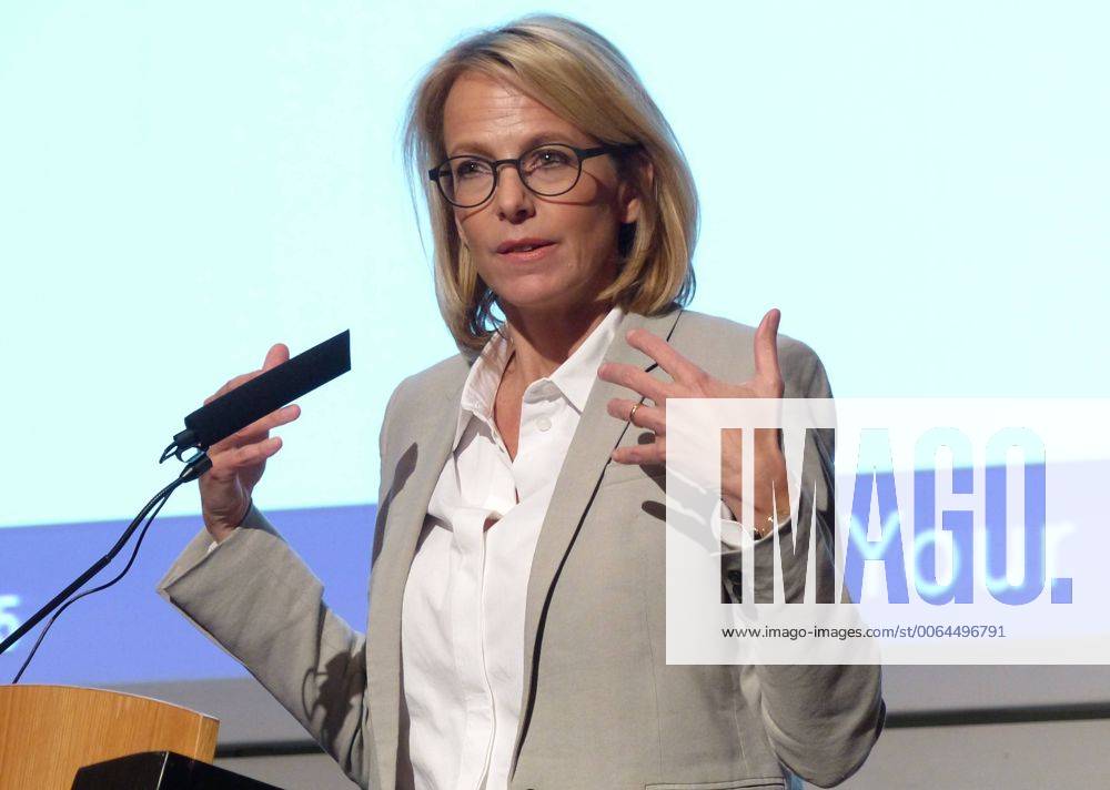 WpBerlin : Julia JÄKEL, 43, ist seit April 2013 die Vorstandsvorsitzende von Gruner+Jahr AG & Co KG; das Foto zeigt die Managerin auf der 112. Jahresversammlung der American Chamber of Commerce, kurz AmCham, in Berlin, wo sie eine keynote speech hielt; CEO Gruner+Jahr