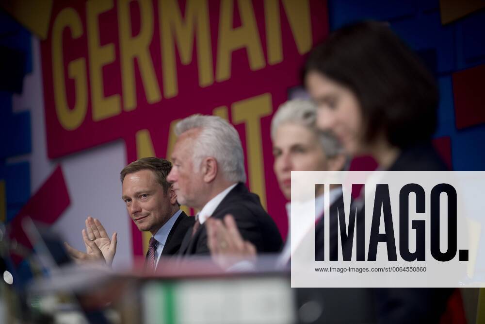 FDP Parteitag DEU, Deutschland, Germany, Berlin, 16.05.2015 Christian Lindner, Bundesvorsitzender der FDP, mit den stellv. Vorsitzenden: Wolfgang Kubicki, stellv. Bundesvorsitzender der FDP und Vorsitzender der FDP-Fraktion im Landtag von Schleswig-Holstein, Marie-Agnes Strack-Zimmermann und Katja Suding (v.l.n.r.), auf dem Bundesparteitag der FDP unter dem Slogan German Mut in Berlin. Christian Lindner, head of the German Free Democratic Party, Freie Demokratische Partei FDP (left), during the party convent of the FDP under the slogan German Mut, German courage, in Berlin