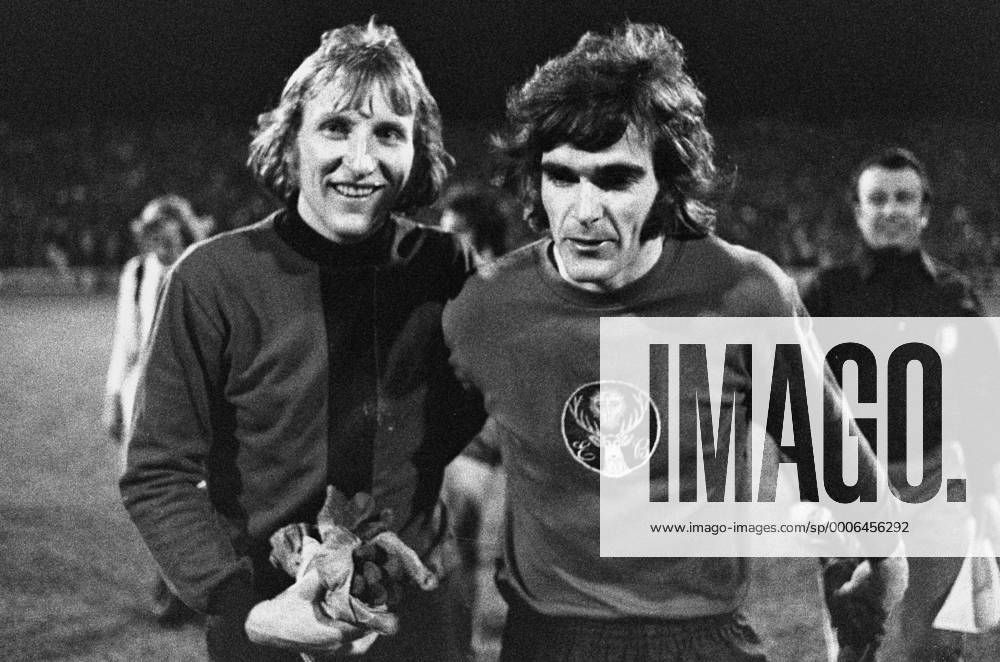 Spielende. Torwart Wolfgang Kleff (Gladbach, li.) und Torwart Bernd Franke (Braunschweig). 1. BL, Saison 1972 1973 Eintracht Braunschweig gegen Borussia Mönchengladbach 0:0 am 06.04.1973.
