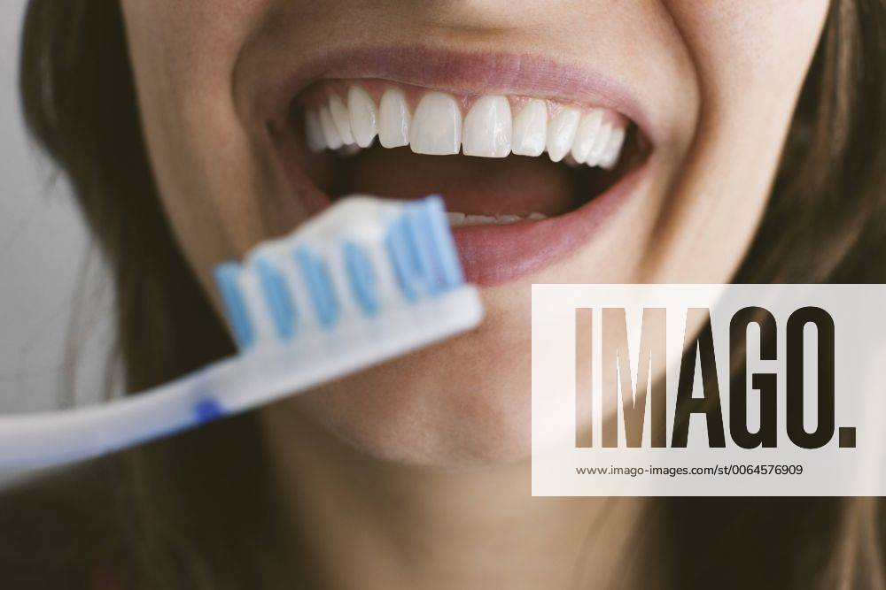 Young woman brushing teeth model released Symbolfoto EBSF000602