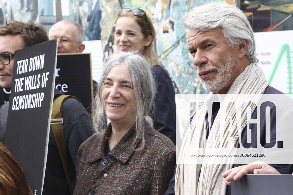 Chris Dercon, designierter Volksbühne Intendant, und Patti Smith bei der Amnesty International Demonstration am Potsdamer Platz. Amnesty International verleiht am Abend den Ambassador or Conscience Award an die Folkmusikerin Joan_Baez und den chinesischen Kuenstler Ai Weiwei. Berlin 21.05.2015. Patti Smith und Chris Dercon bei Amnesty Demo in Berlin