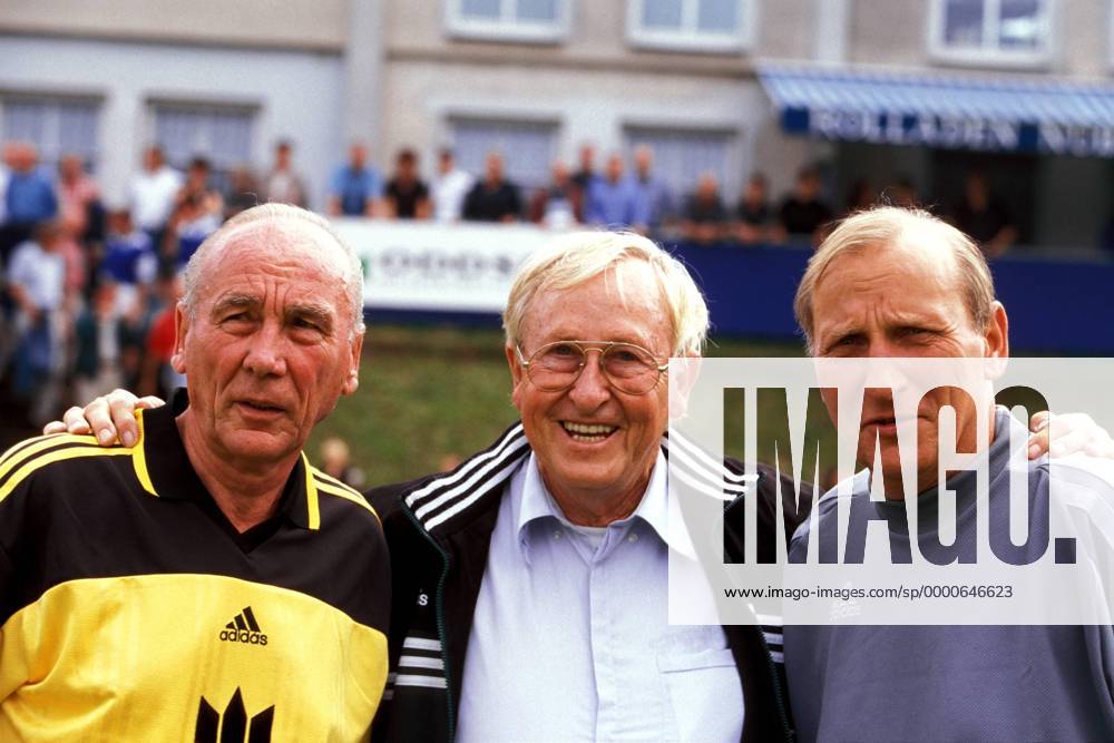 Trainerlegende Rudi Gutendorf (Mitte), Horst Eckel (li.) und Torwart Wolfgang Kleff (alle Deutschland) - im Benefizteam der oddset LottoElf unterwegs für die gute Sache Fußball Herren Benefizspiel 2002, Benefiz, Traditionsteam, Traditionsmannschaft, Benefizteam, Senioren, Vdia Gruppe Koblenz