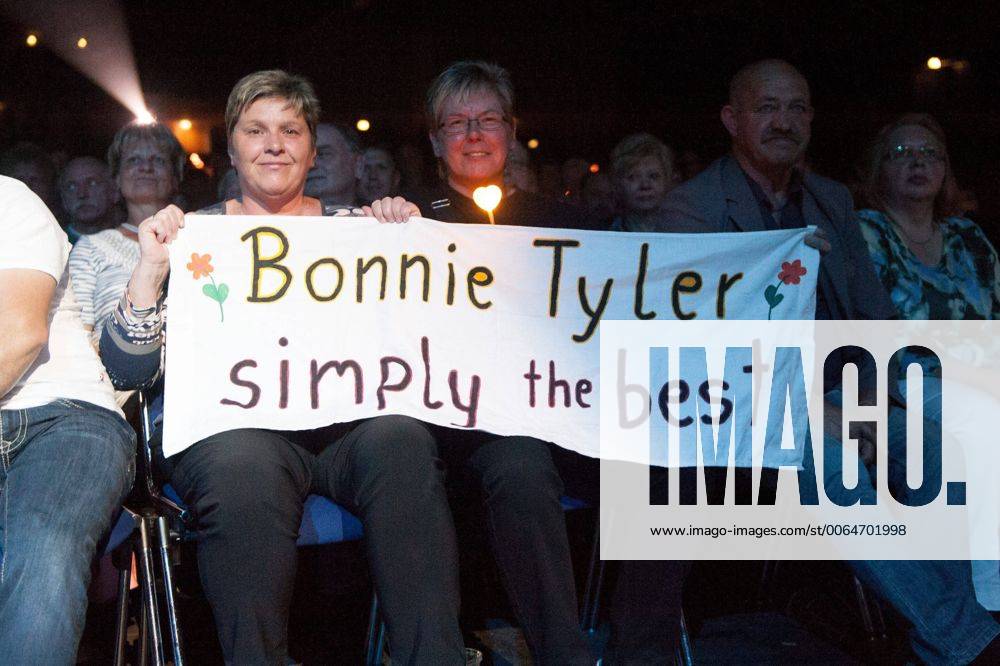 Erfurt Messe Erfurt MDR Kultnacht 2015 - Bonnie Tyler Mit ihrem zweiten Album Natural Force und dem Hit It s a heartache gelang der Sängerin aus Wales 1978 der internationale Durchbruch. Die Single landete in Frankreich und Australien auf Platz eins, in Deutschland auf Platz zwei sowie in Großbritannien und den USA in den Top Ten. Weitere Meilensteine ihrer Karriere: In den 1990er-Jahren arbeitete sie mit Dieter Bohlen zusammen, 2013 trat sie für Großbritannien beim Eurovision Song Contest mit Believe in me auf. im Bild: Bonnie Tyler Fans MDR Kultnacht 2015 Messe Erfurt