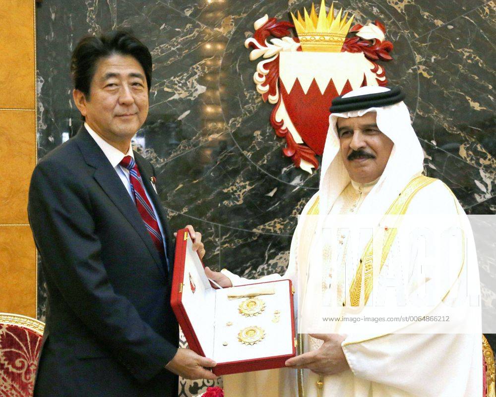 MANAMA, Bahrain - Japanese Prime Minister Shinzo Abe (L) receives a gift from Bahraini King Hamad bin Isa al-Khalifa in Manama on Aug. 25, 2013. (Pool photo by Kyodo News) 0826007