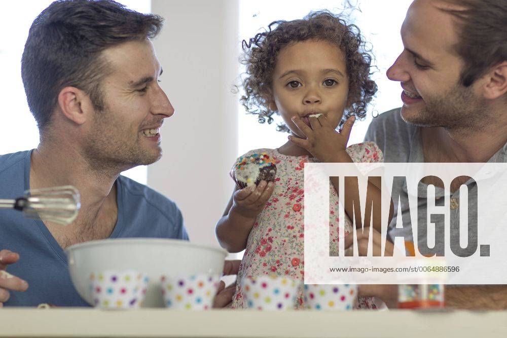 IMAGO Creative: Pride Month, Juni 2022, Pärchen und Familien Gay couple with daughter making a cake model released Symbolfoto property released ZEF004281