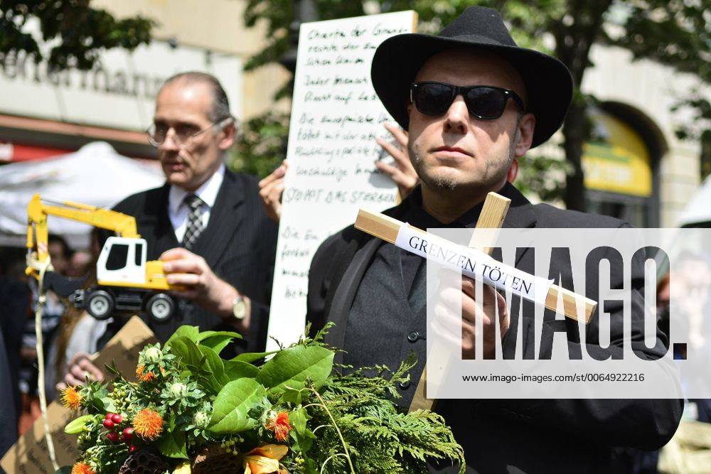 Bruno Kramm (Piratenpartei) und Mitglieder der Künstlergruppe Zentrum für Politische Schönheit während der Demonstration -Die Toten kommen - Der Marsch der Unentschlossenen- ziehen mit Kreuzen und Särgen durch das Berliner Reigierungsviertel um gegen die europäische Flüchtlingspolitik zu protestieren snapshot-photography K.C.Kompe