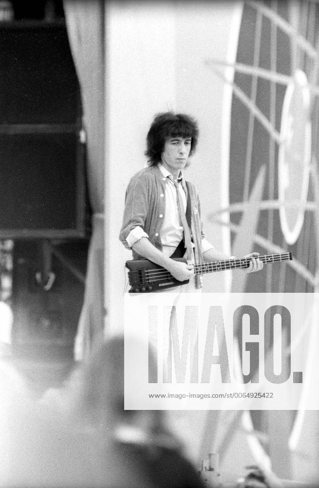 Bill Wyman beim Konzert der Rolling Stones im Münchner Olympiastadion