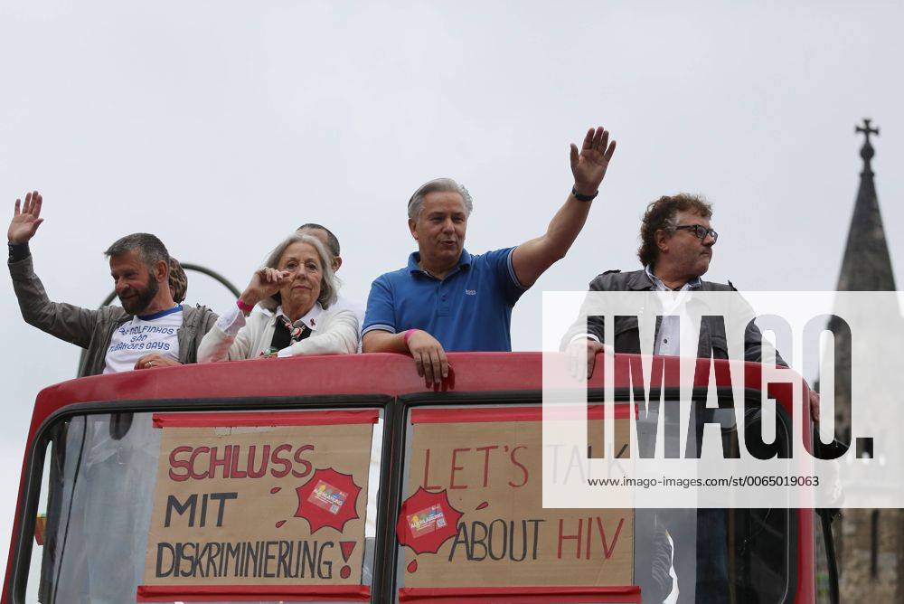 Klaus Wowereit, ehemaliger Regierender Bürgermeister von Berlin, mitte, Christopher Street Day 2015 in Berlin CSD, Schwulenparade, Lesbenparade, Parade, gays, gay, lesbian, Veranstaltung, Umzug, Demonstration, Event, Veranstaltung, Schwule, Lesben Umzug vom Kurfürstendamm bis zur Siegessäule Berlin, 27.6.2015 KOE-