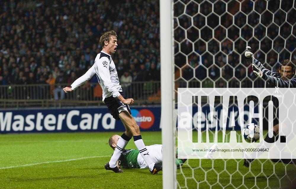 Petri Pasanan (Bremen, am Boden) schiesst das Eigentor Tor zum 0:1, Torwart Tim WIESE r. (Bremen), Peter CROUCH li. (Tottenham) Aktion, Fussball Champions League, Vorrunde 1. Spieltag, Werder Bremen (GER) - Tottenham Hotspur (ENG), am 14.09.2010 in Bremen, Saison1011