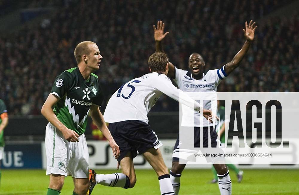 Petri PASANEN l.. (Bremen) enttaeuscht hinten jubelt Peter CROUCH l. und Ledley KING (Tottenham) nach dem Tor zum 0:2, Fussball Champions League, Vorrunde 1. Spieltag, Werder Bremen (GER) - Tottenham Hotspur (ENG), am 14.09.2010 in Bremen, Saison1011