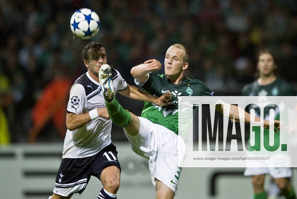 Petri PASANEN r. (Bremen) im Zweikampf gegen Rafael VAN DER VAART (Tottenham) , AKtion, Fussball Champions League, Vorrunde 1. Spieltag, Werder Bremen (GER) - Tottenham Hotspur (ENG), am 14.09.2010 in Bremen, Saison1011