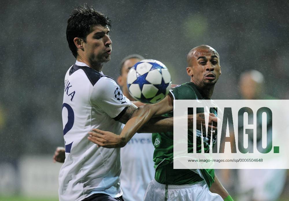 FUSSBALL CHAMPIONS LEAGUE SAISON 2010 2011 GRUPPE A SV Werder Bremen - Tottenham Hotspur 14.09.2010 Wesley (li, SV Werder Bremen) gegen Vedran Corluka (Tottenham)