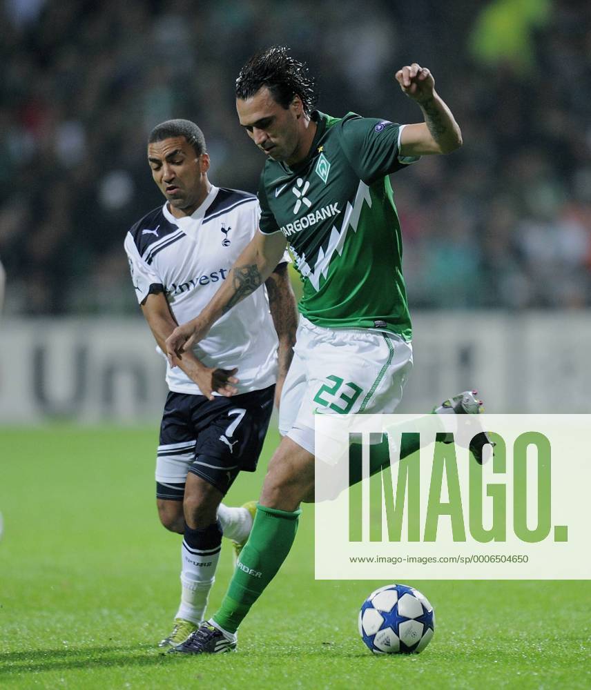 FUSSBALL CHAMPIONS LEAGUE SAISON 2010 2011 GRUPPE A SV Werder Bremen - Tottenham Hotspur 14.09.2010 Hugo Almeida (re, SV Werder Bremen) gegen Aaron Lennon Tottenham)