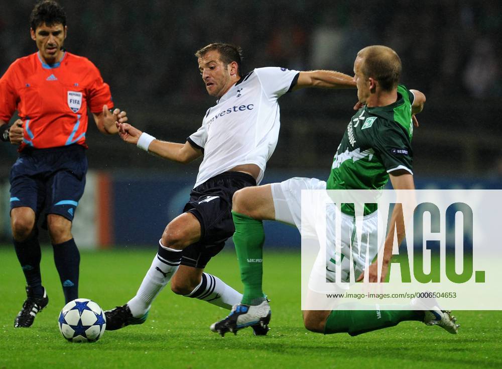 FUSSBALL CHAMPIONS LEAGUE SAISON 2010 2011 GRUPPENPHASE SV Werder Bremen - Tottenham Hotspur 14.09.2010 Rafael VAN DER VAART (li, Tottenham) gegen Petri PASANEN (re, Bremen)
