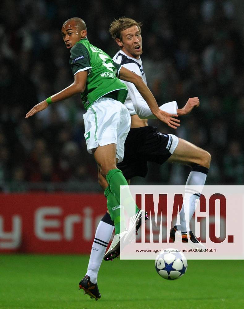 FUSSBALL CHAMPIONS LEAGUE SAISON 2010 2011 GRUPPENPHASE SV Werder Bremen - Tottenham Hotspur 14.09.2010 Peter CROUCH (re, Tottenham) gegen WESLEY (LI, Bremen)