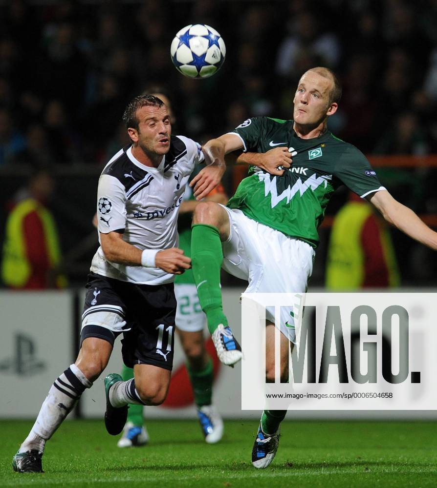FUSSBALL CHAMPIONS LEAGUE SAISON 2010 2011 GRUPPENPHASE SV Werder Bremen - Tottenham Hotspur 14.09.2010 Rafael VAN DER VAART (li, Tottenham) gegen Petri PASANEN (re, Bremen)