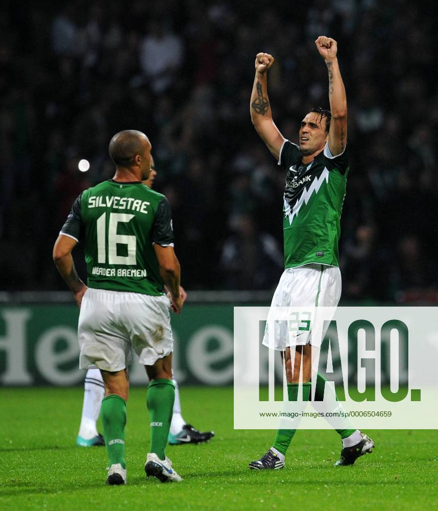 FUSSBALL CHAMPIONS LEAGUE SAISON 2010 2011 GRUPPENPHASE SV Werder Bremen - Tottenham Hotspur 14.09.2010 Mikael SILVESTRE (li) und Torschuetze Hugo ALMEIDA (re, beide Bremen) jubeln nach dem 1:2