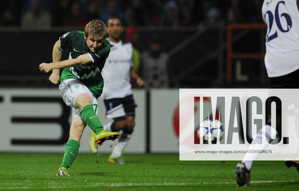 FUSSBALL CHAMPIONS LEAGUE SAISON 2010 2011 GRUPPENPHASE SV Werder Bremen - Tottenham Hotspur 14.09.2010 Marko MARIN (Bremen) zieht ab und erzielt das Tor zum 2:2